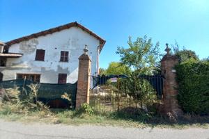 Casa da ristrutturare libera su tre lati