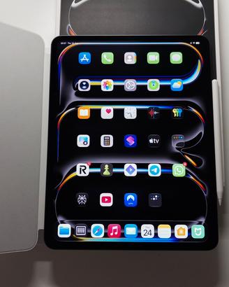IPad Pro 13” M4 + cover + ESR pen
