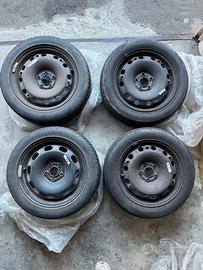 Cerchi di ferro con gomme invernali