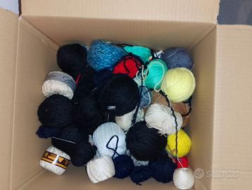 LOTTO GOMITOLI LANA ASSORTITA + GUIDA SCHEMI MAGLI