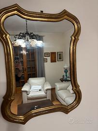 Specchio vintage con cornice in legno dorata