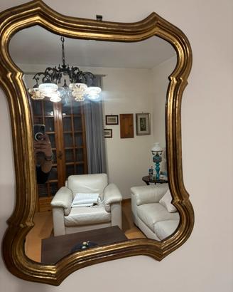 Specchio vintage con cornice in legno dorata