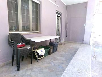 Quadrivano con cortile in bi familiare