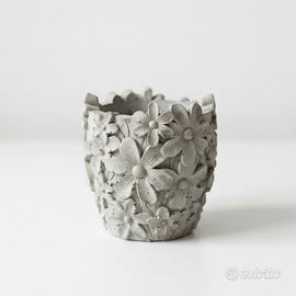 Vaso in Cemento con Fiori in Rilievo Artigianale