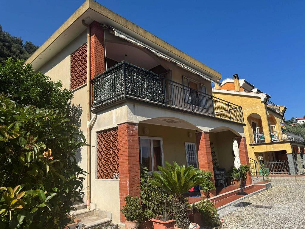 Villa di 180 m² con più di 5 locali e box auto dop - Altro