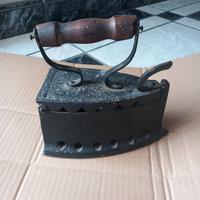 Antico ferro da stiro a carbone