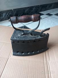 Antico ferro da stiro a carbone