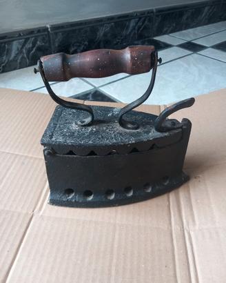 Antico ferro da stiro a carbone