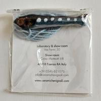 Ciondolo pesce in ceramica contemporanea artigiana