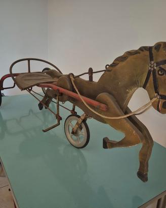 Cavallo a pedali d'epoca con calesse