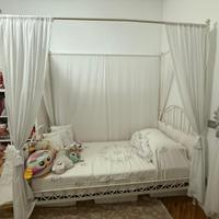 letto a baldacchino - Elegante e completo.