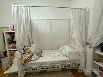 letto a baldacchino - Elegante e completo.