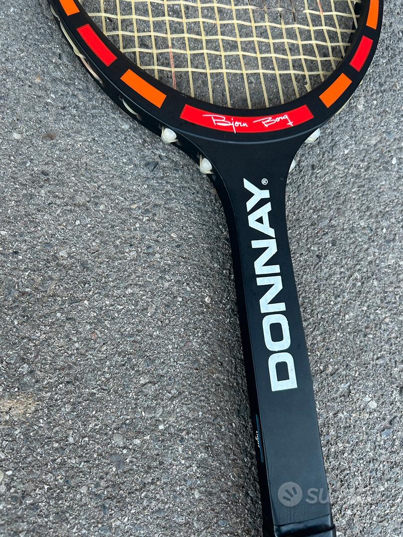 Racchette Da Tennis Wilson E Donnay Vintage Su Un Campo in Erba
