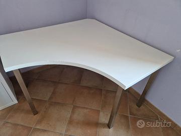 Scrivania angolare bianca con passacavi