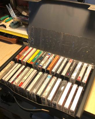Valigetta vintage anni 70 con 32 cassette musica