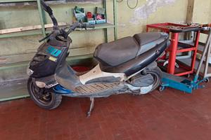  Aprilia sr50 del 2004 x ricambi