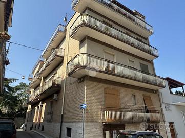 3 LOCALI A CANOSA DI PUGLIA