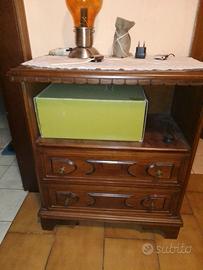 Coppia di comodini in legno massello