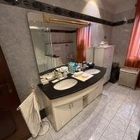 Mobile bagno con lavandini e specchio