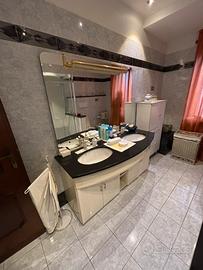 Mobile bagno con lavandini e specchio