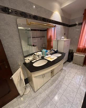Mobile bagno con lavandini e specchio
