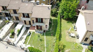 VILLA A SCHIERA D'ANGOLO A VEDUGGIO CON COLZANO