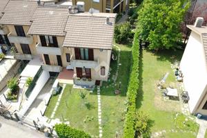 VILLA A SCHIERA D'ANGOLO A VEDUGGIO CON COLZANO