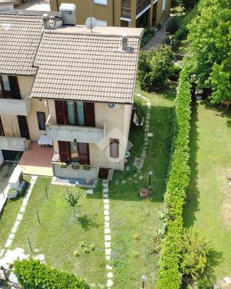 VILLA A SCHIERA D'ANGOLO A VEDUGGIO CON COLZANO