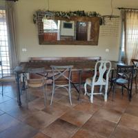 Tavolo, sedie, specchio, lampadari, cassapanca