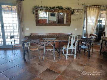 Tavolo, sedie, specchio, lampadari, cassapanca