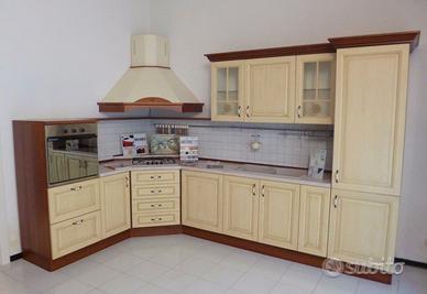 Cucina nuova ad angolo in Frassino dec. Panna