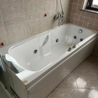Vasca da bagno con idromassaggio. 
