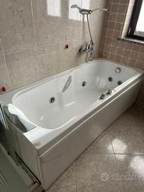 Vasca da bagno con idromassaggio. 