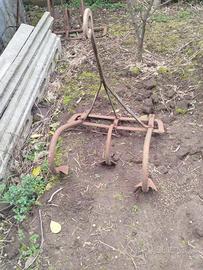 aratro  antico più 6 angore  da mettere in giardin