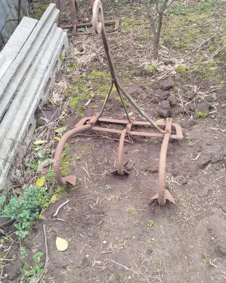 aratro  antico più 6 angore  da mettere in giardin