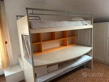 Letto a castello con scrivania integrata