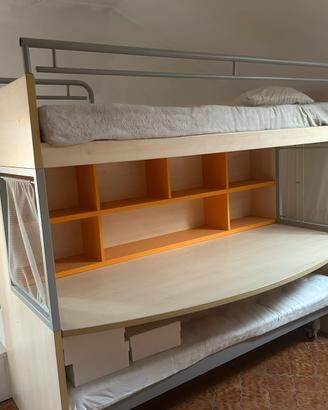 Letto a castello con scrivania integrata