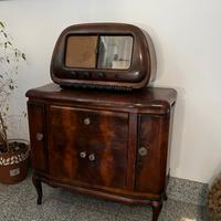 Radio Minerva storica con mobile e giradischi