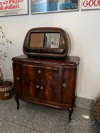 Radio Minerva storica con mobile e giradischi
