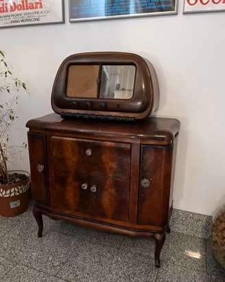 Radio Minerva storica con mobile e giradischi