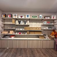 Arredo negozio modulabile in legno chiaro