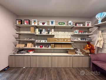 Arredo negozio modulabile in legno chiaro