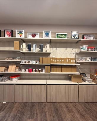 Arredo negozio modulabile in legno chiaro