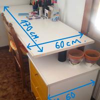 Cameretta da allestire con scrivania e vari mobili