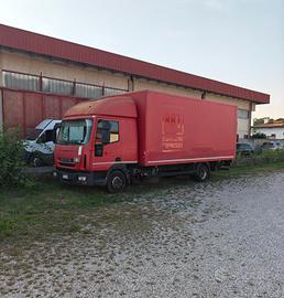 camion Iveco Eurocargo con sponda e cabina letto