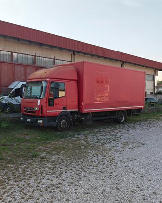 camion Iveco Eurocargo con sponda e cabina letto