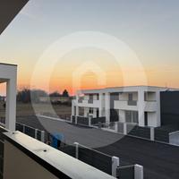 Trifamiliare di testa con ampio giardino privato e