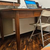 Vecchio tavolo in legno rustico