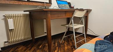 Vecchio tavolo in legno rustico