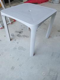 Tavolo in plastica